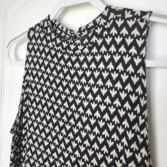 💥3/$30💥 LOFT Sleeveless Blouse - Picture 3 of 10